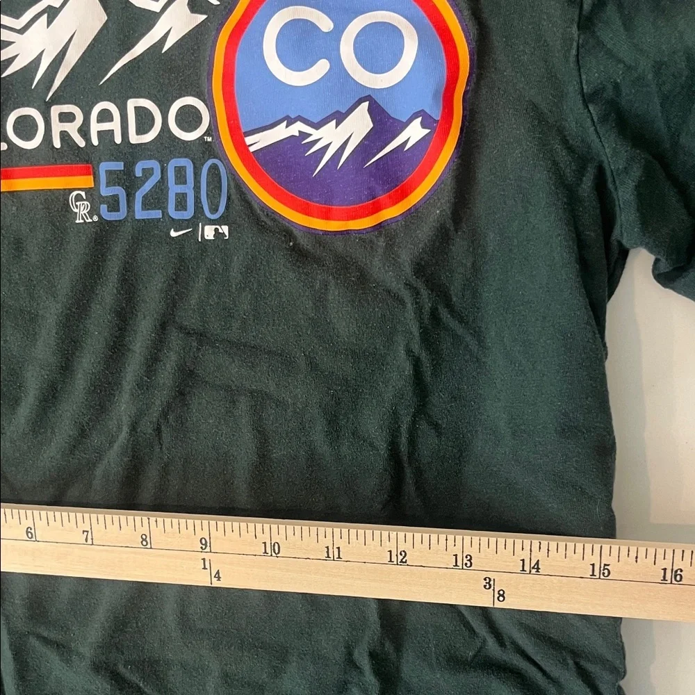 Nike green Colorado Graphic Kids Short Sleeve Tee with Multicolor Badge
